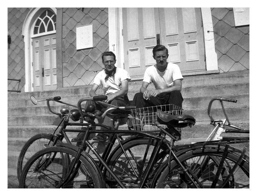 Fernand et Narcisse Gariepy devant leglise de Baie St Paul vers 1944 photos Coll Pierre Gariepy