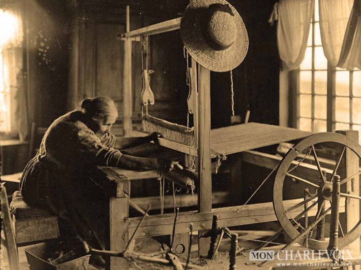 Photos souvenir | Tissage d'une étoffe filée à la main | Cap-à-l'Aigle | 1898