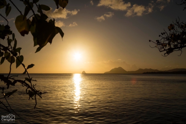 Photographe d’ici | Le soleil se couche sur le Rocher du Diamant,  Anse Figuier, Martinique