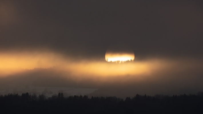 Photo d’ici | Coucher du soleil parmi le brouillard givrant à Baie-Saint-Paul