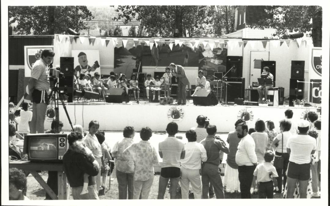 Ok1 Emission Nos futures vedettes avec Leo Simard au Faestival du Papier en 86 Phot Rejean Tremblay