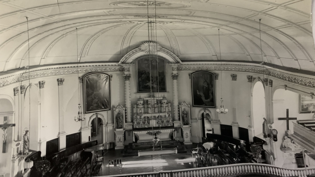 6 La Malbaie Interieur eglise vers 1970 photo Florent Fournier Coll A Simard