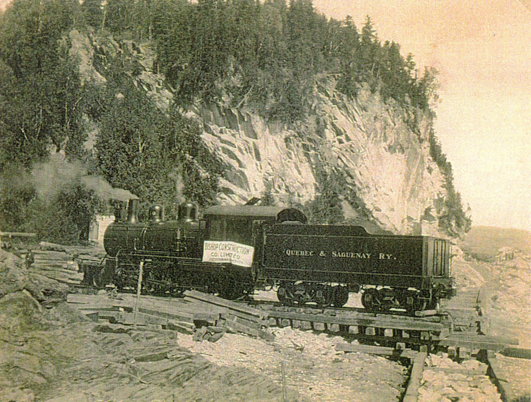 Premiere locomotive transportee au quai de Pointe au Pic S