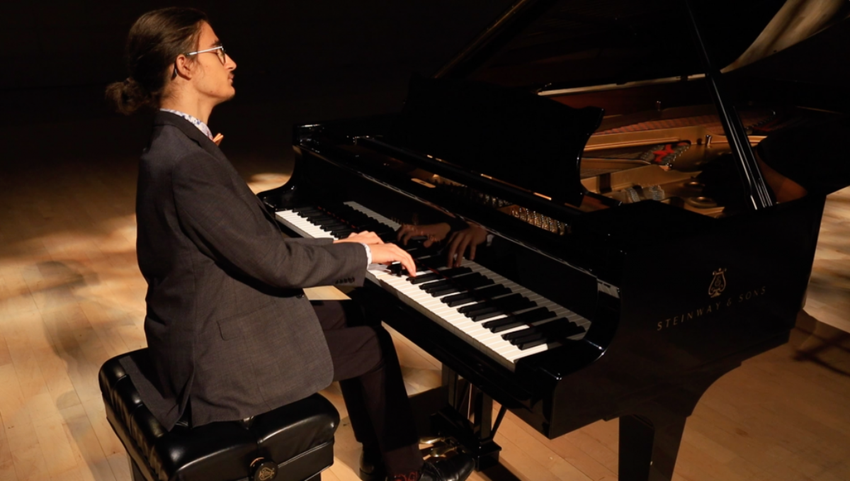 Jules Al-Simaani Goulet représentera le CECC à la finale régionale de Cégeps en spectacle grâce à sa création au piano intitulée Gabryelle
