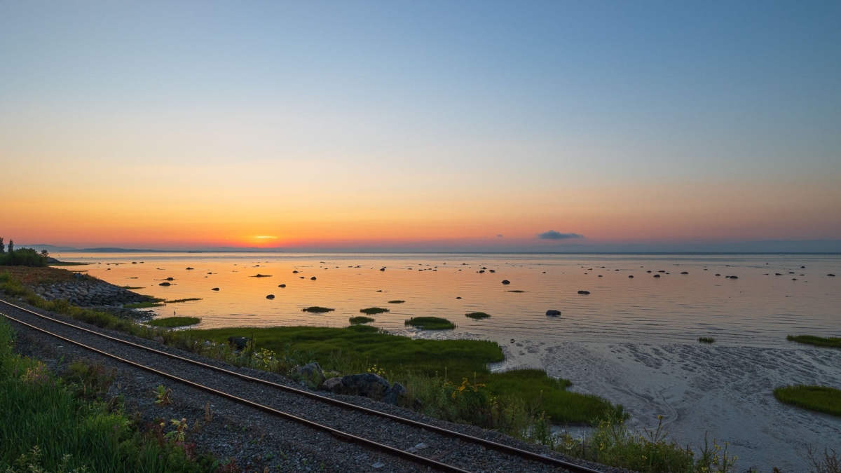 La voie ferrée et la voie maritime du Saint-laurent dans toute sa splendeur au lever du soleil