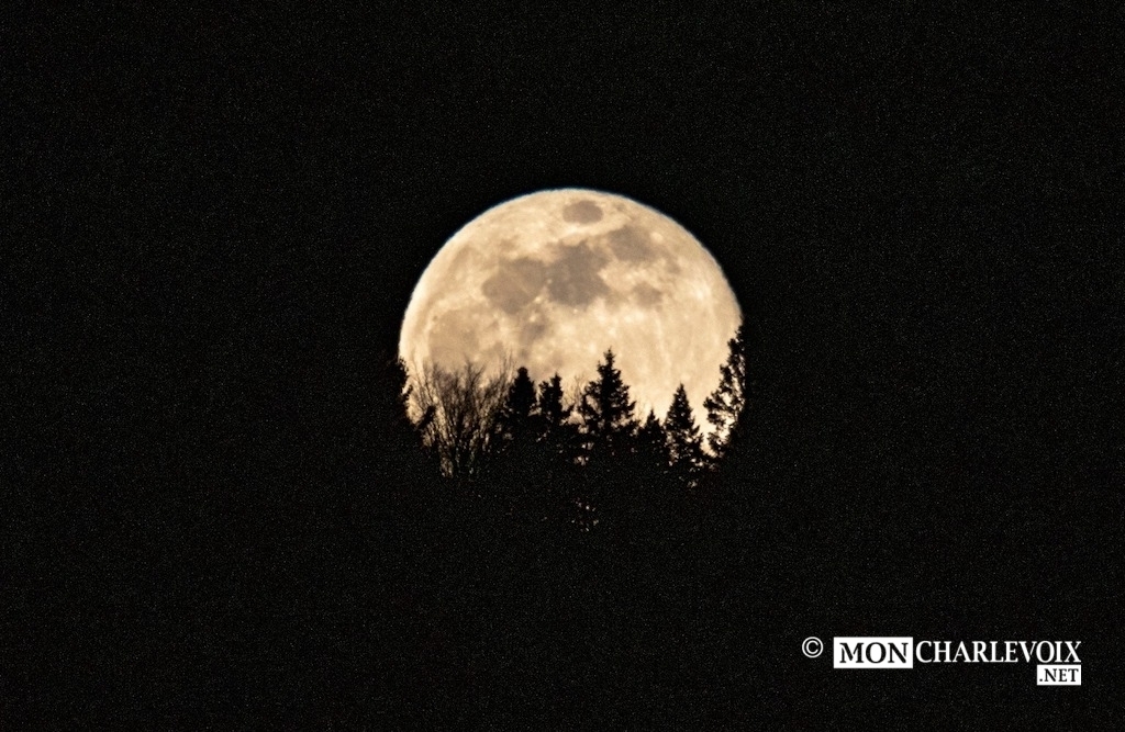 La super lune au dessus de Cap-aux-Corbeaux à Baie-St-Paul par Alain Caron
