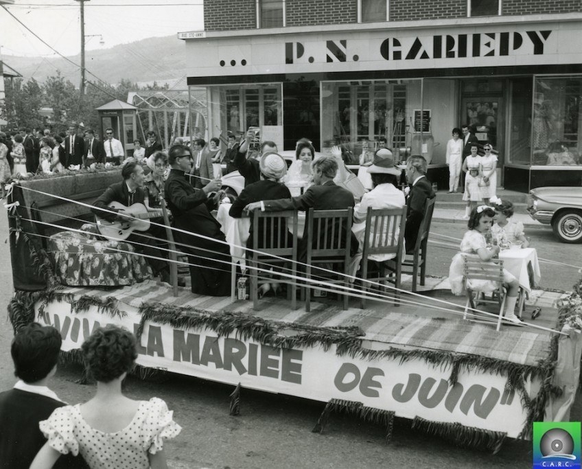 Un défilé de la St-Jean en 1960 à Baie-St-Paul