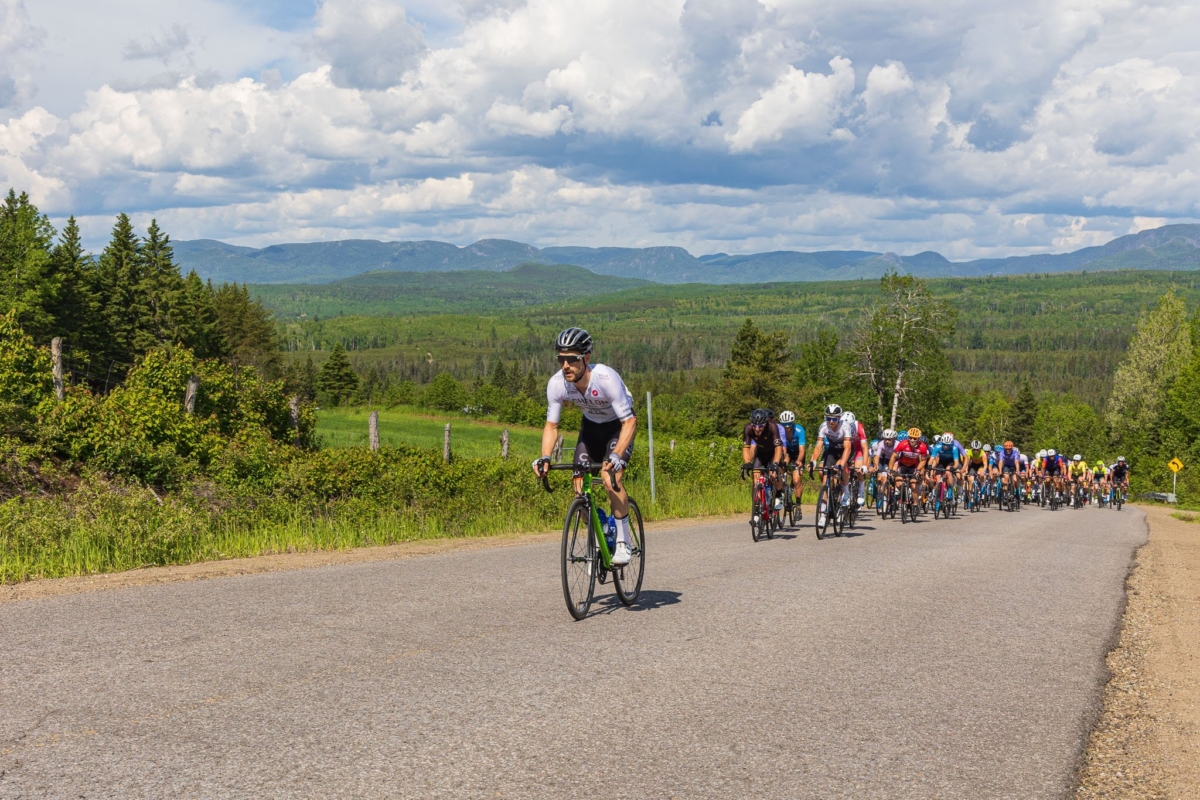 Les coureurs du 126 km du Grand Prix Cyclistes de Charlevoix en ascension (Merci au photographe Alain Blanchette)