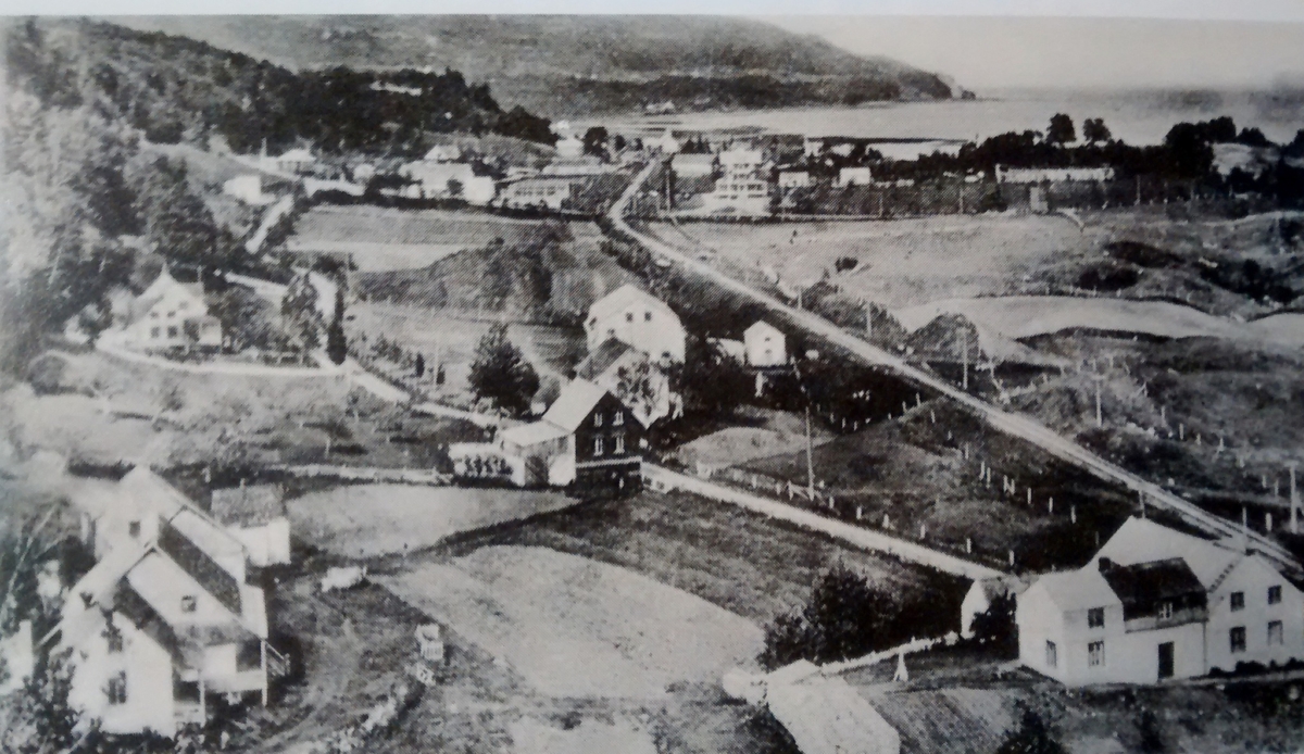 Le village de St-Joseph-de-la-Rive en 1935 (collections J Des Gagniers, par Pierre Perron et André Simard)