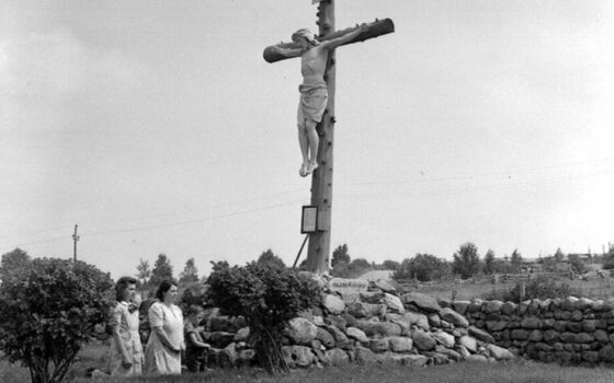 Le mois de mai rappel la tradition de se réunir aux croix de chemin (Herménégilde Lavoie et André Simard)