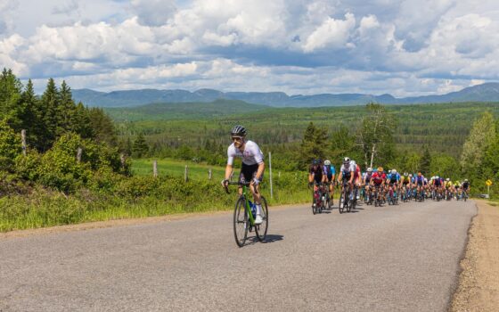Les coureurs du 126 km du Grand Prix Cyclistes de Charlevoix en ascension (Merci au photographe Alain Blanchette)