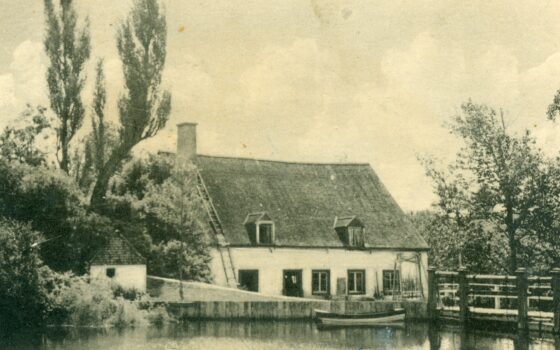 Le Moulin Seigneurial des Éboulements vers 1950, toujours en activité aujourd'hui! (Coll Roger G Desgagnés, partagé par H. Desgagnés et A. Simard)