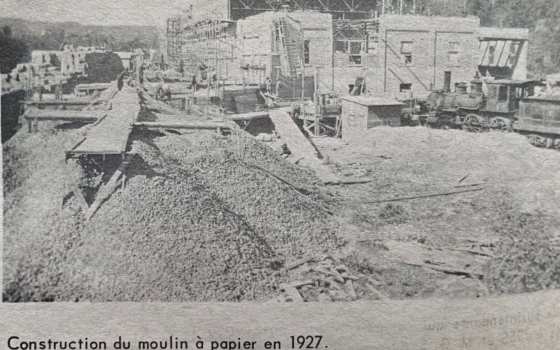 La construction du moulin à papier en 1927 (Photo Georges Fournier, André Simard)