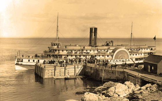 Photos souvenir | Beau bateau à Pointe-au-Pic/La Malbaie, vers 1895