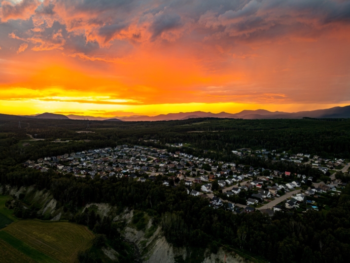 Magnifique coucher de soleil sur les montagnes charlevoisiennes2