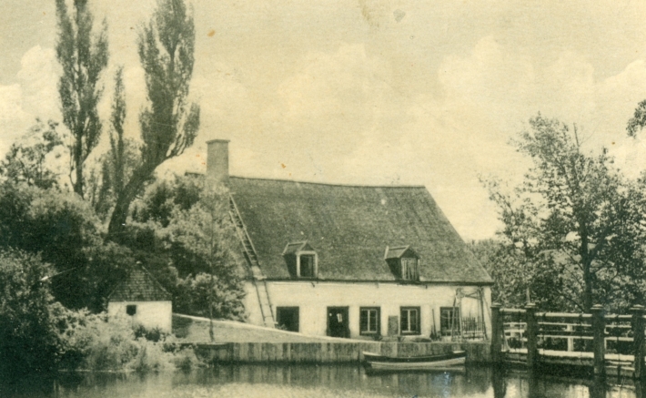 Le Moulin Seigneurial des Éboulements vers 1950, toujours en activité aujourd'hui! (Coll Roger G Desgagnés, partagé par H. Desgagnés et A. Simard)