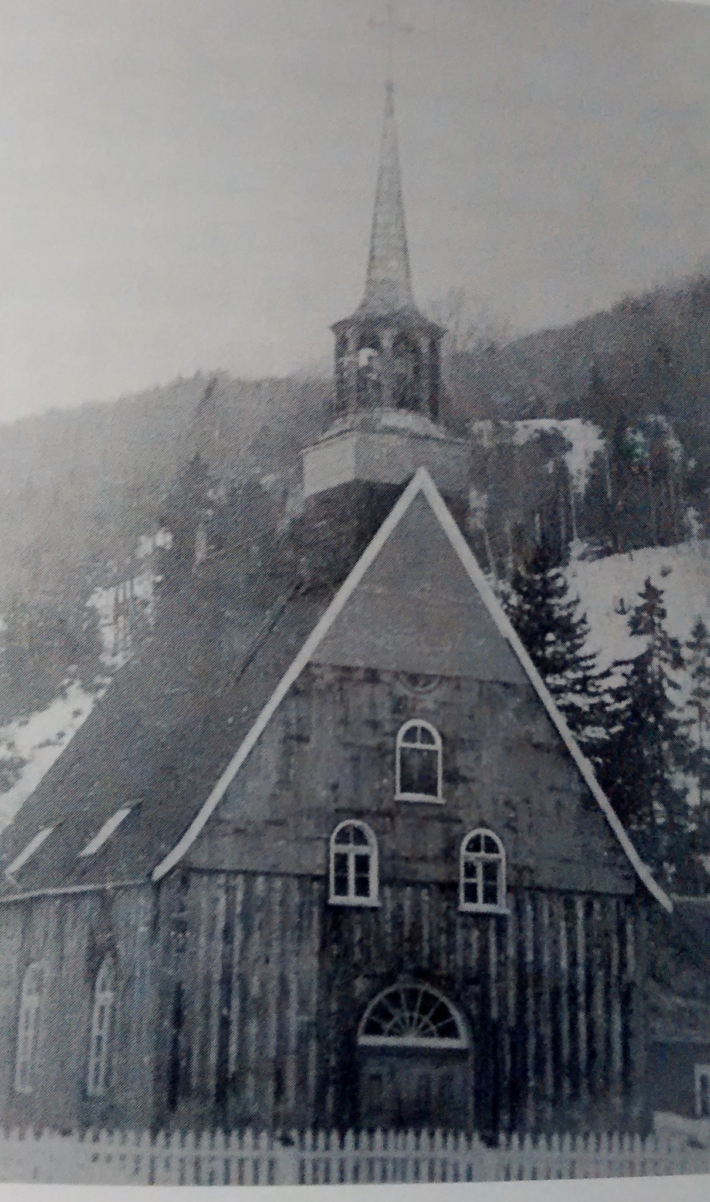 La première église de Petite-Rivière-St-Francois érigée en 1778 (collection B Simard, partagé par Pierre Perron et André Simard)
