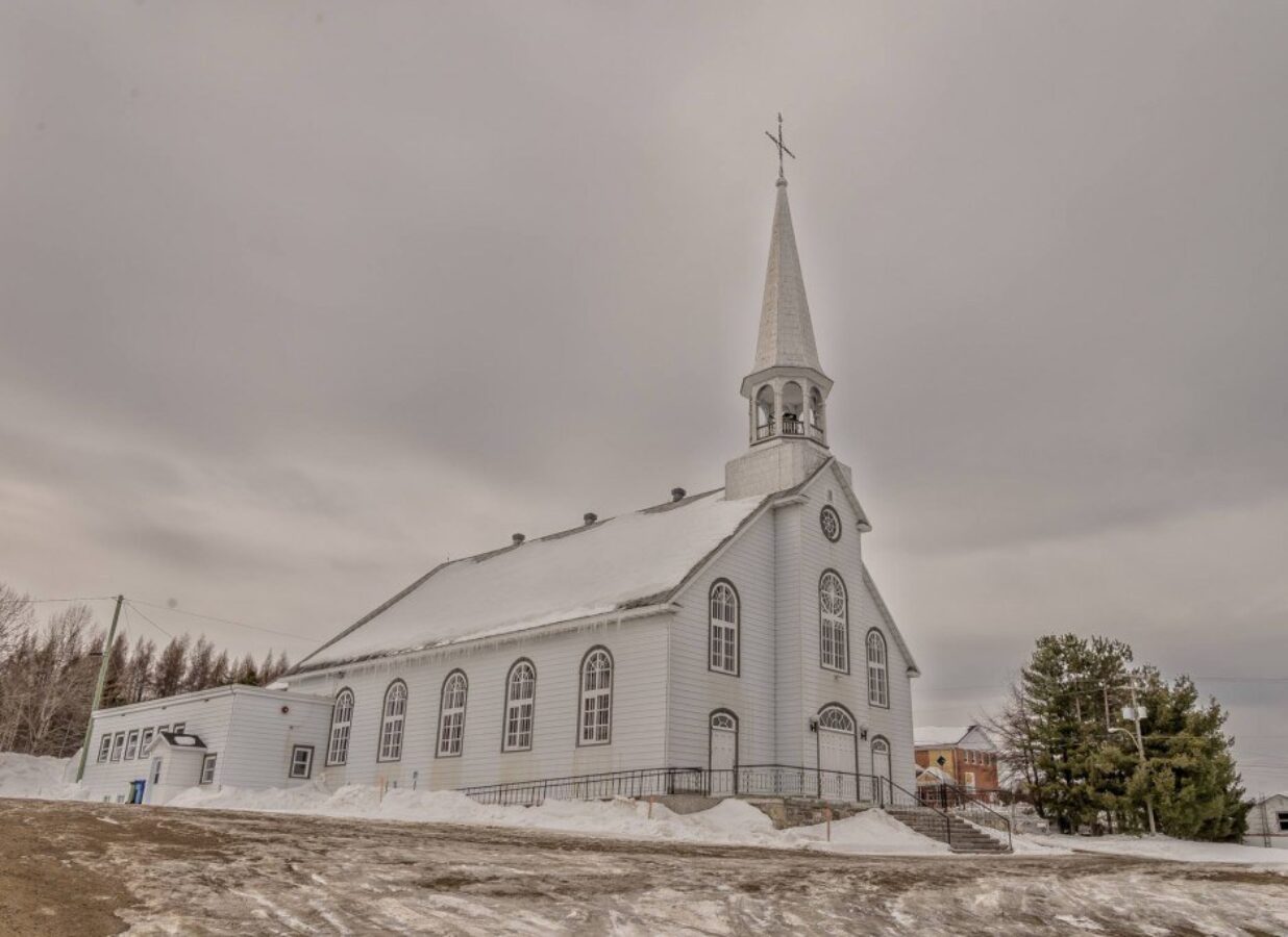 La belle église de Saint-Aimé-des-Lacs en hiver par Alain Caron