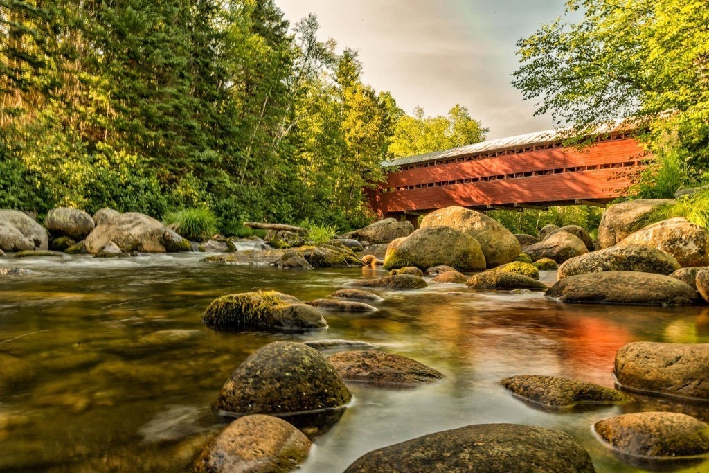 Le pont couvert en bois de St-Placide ! Photo Alain Caron