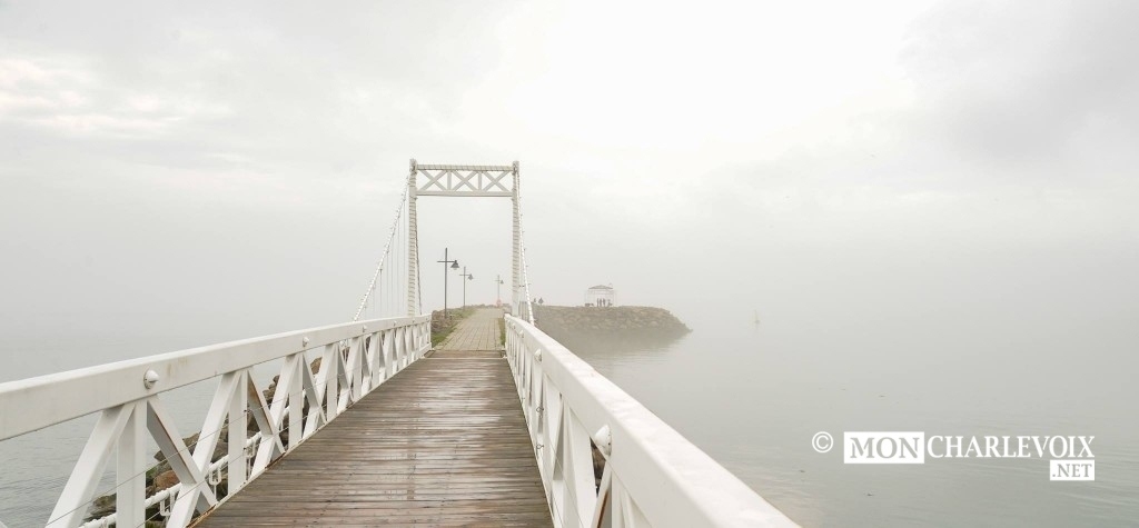 Le pont de Pointe-au-Pic incroyablement beau malgré la brume. Crédit photo: Alain Caron