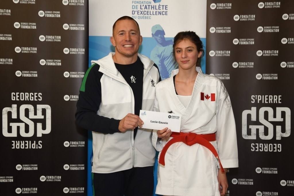 Lucia Gauvin, karateka de Clermont, reçoit une bourse de $ 2,000. des mains de Georges St-Pierre