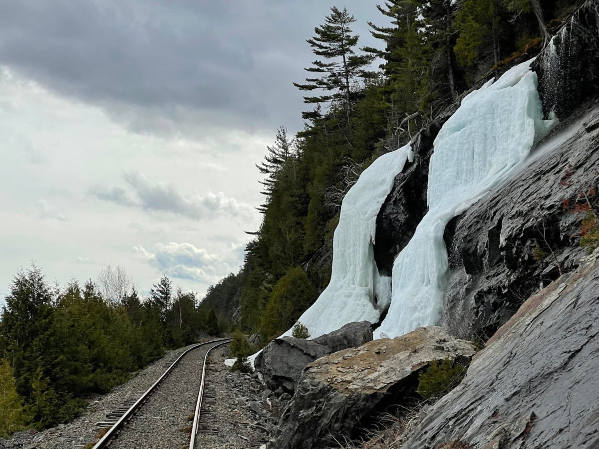 Majestueuses parois de glace longeant le chemin de fer (Par Isabelle Guillemette)