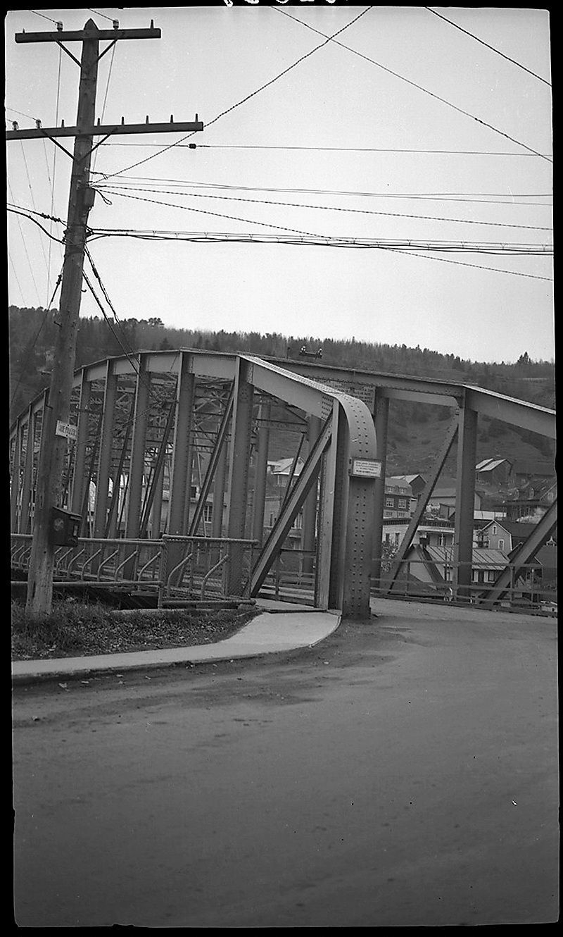 1 La Malbaie pont de fer en 1944 J C Lucien Trempe