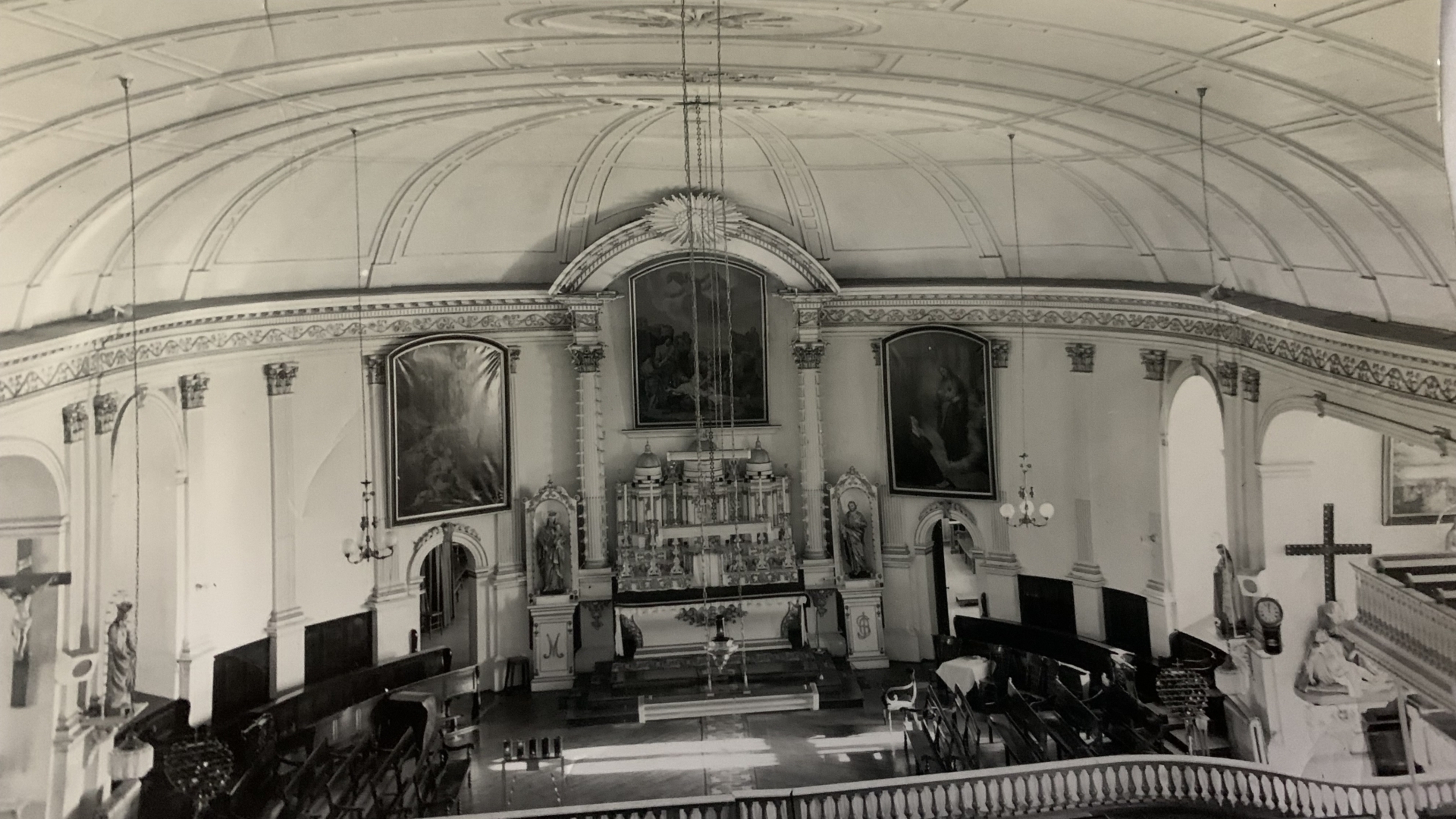 6 La Malbaie Interieur eglise vers 1970 photo Florent Fournier Coll A Simard