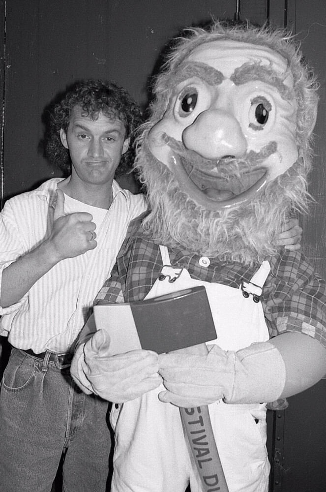 Ok2 Michel Barette avec Tom la mascotte du Festival du papier Photo P Rochette