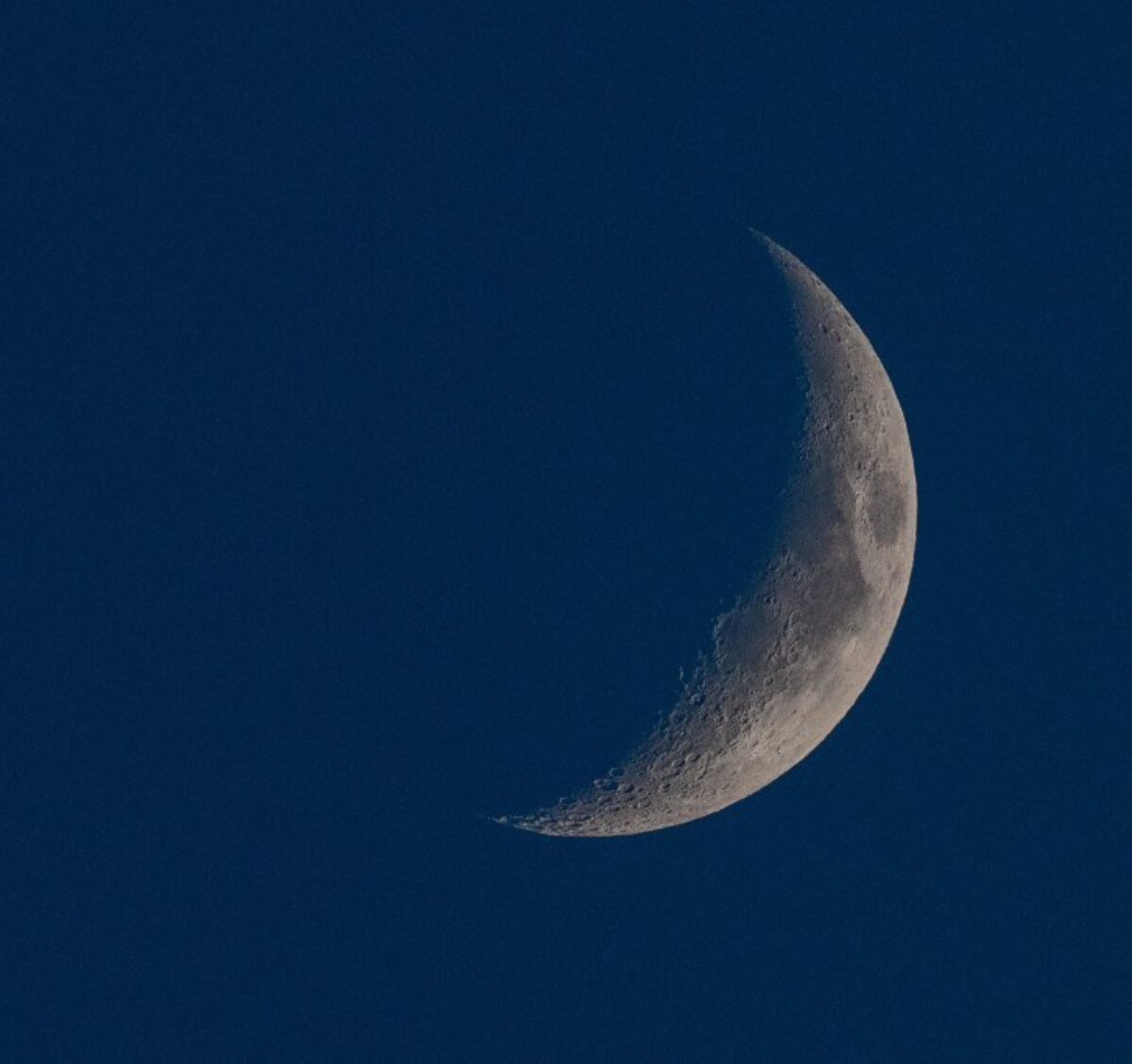 On voit même des cratères ! Magnifique photo de lune par Alain Caron