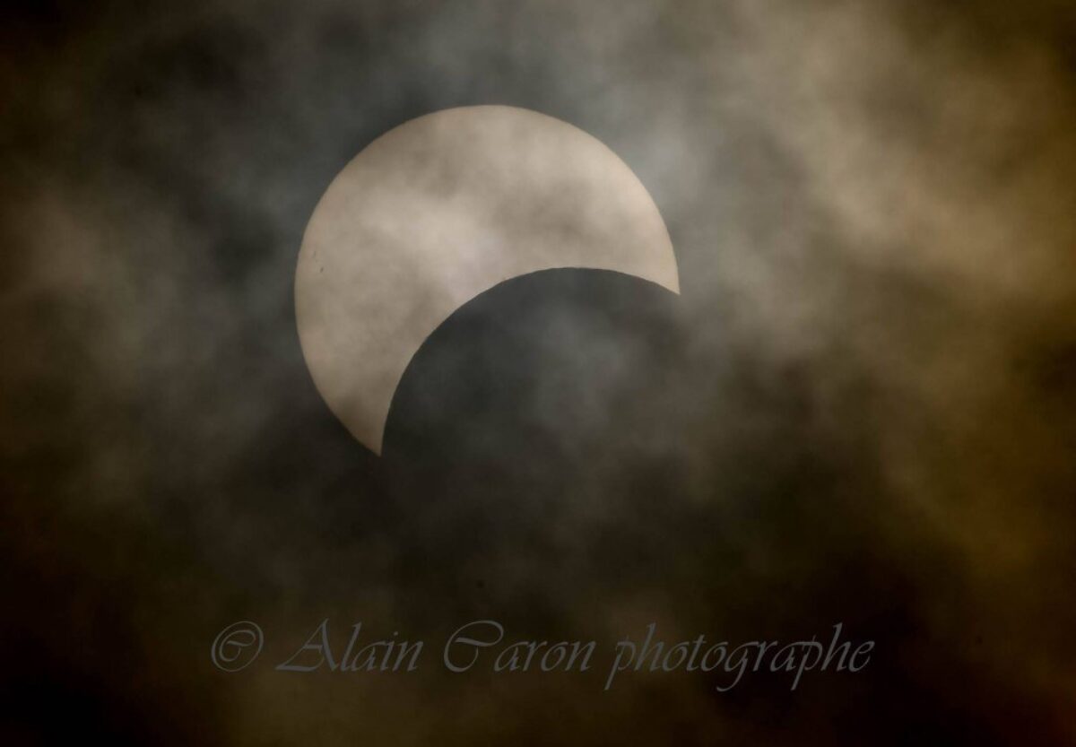 Photo de l'éclipse solaire prise à Baie-St-Paul par Alain Caron