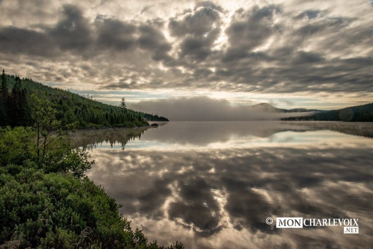 Un matin sur un lac de St-Urbain alors que la brume se dissipe ! Wow ! Photo Alain Caron !