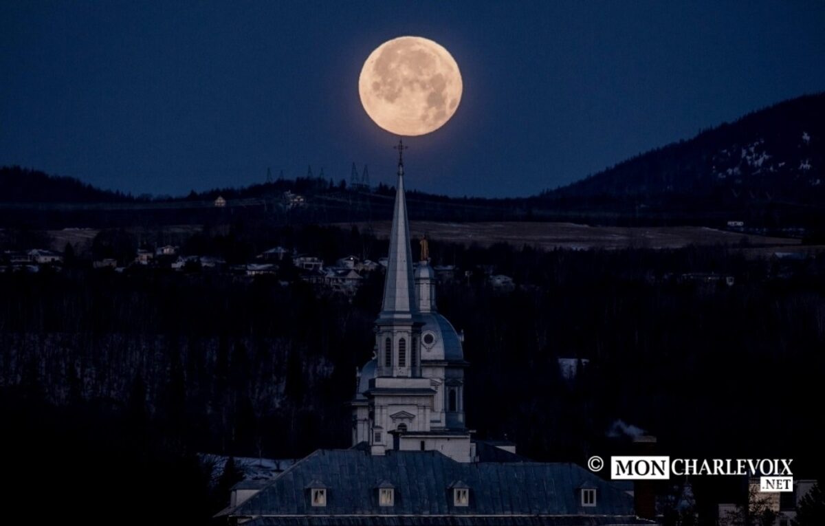 La pleine lune se lève sur Baie-St-Paul par Alain Caron