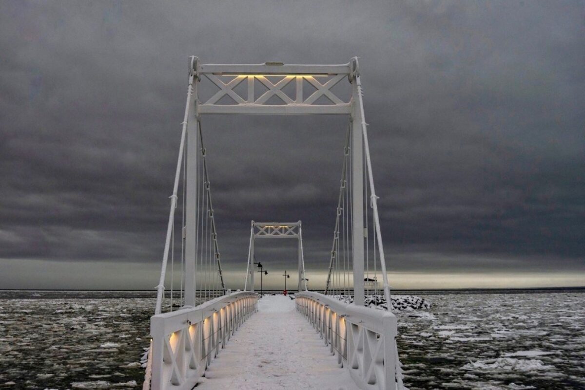 Le pont de La Malbaie a fière allure malgré un temps gris.