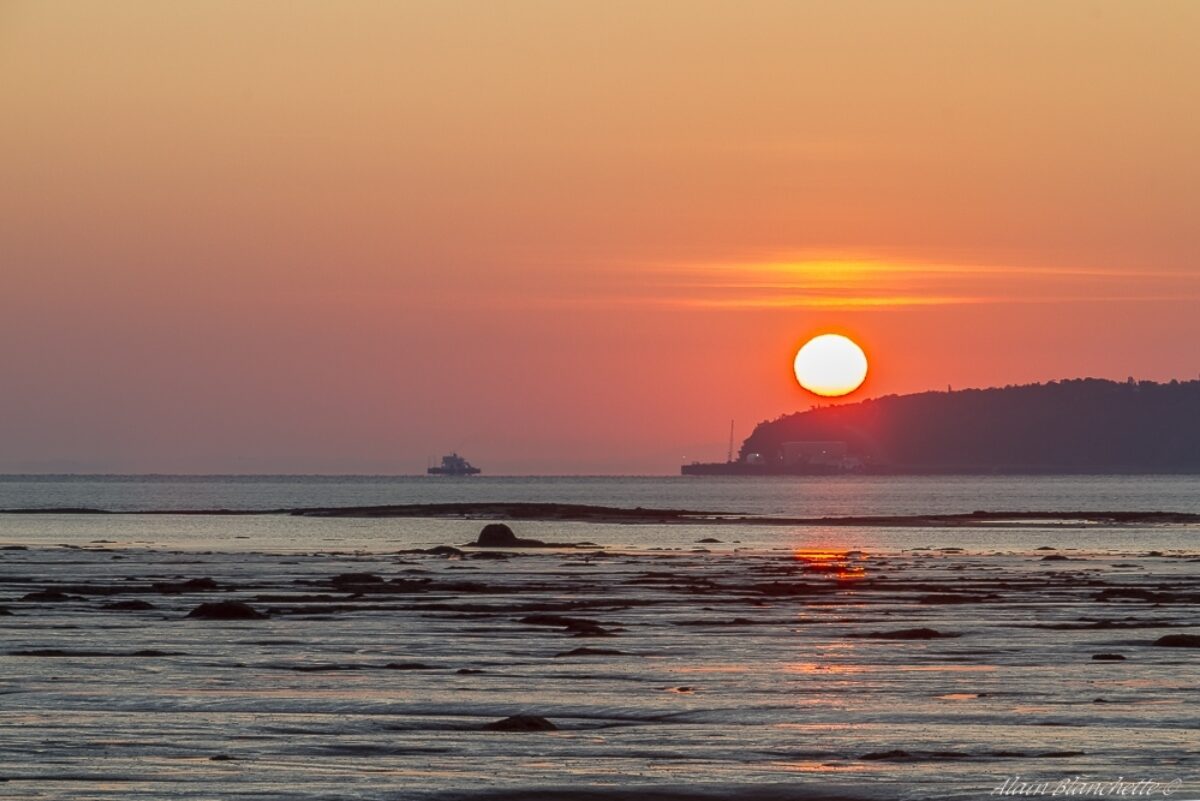 Le soleil se lève entre Petite-Rivière-St-François et l'Isle par Alain Blanchette !