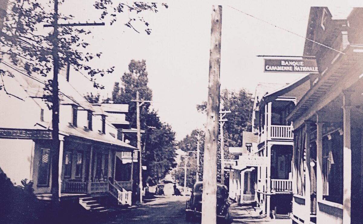 2 banques face à face à Baie-St-Paul vers 1950