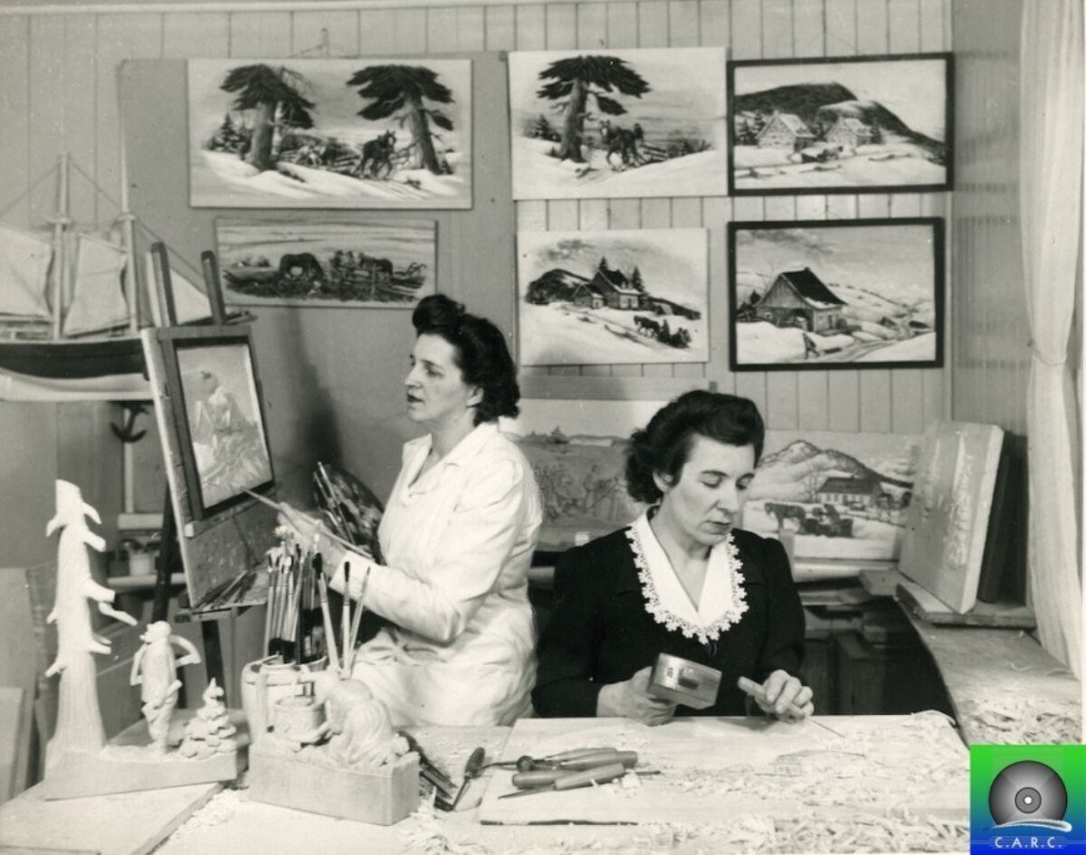 Yvonne et Blanche Bolduc dans leur atelier en 1940 à Baie-St-Paul