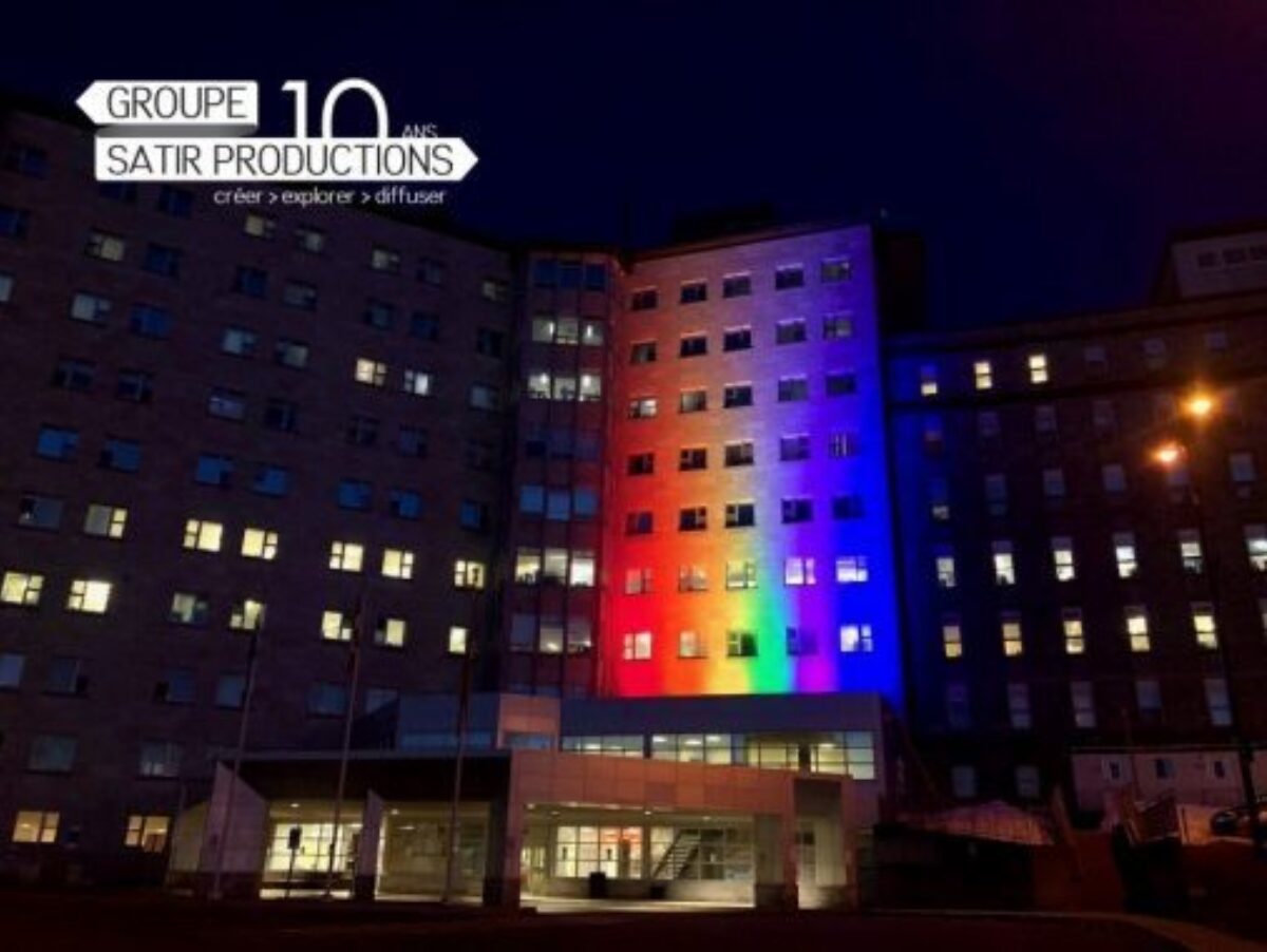 La façade de l'Hôpital de Baie-St-Paul aux couleurs de l'arc-en-ciel.  Photo Alain Caron