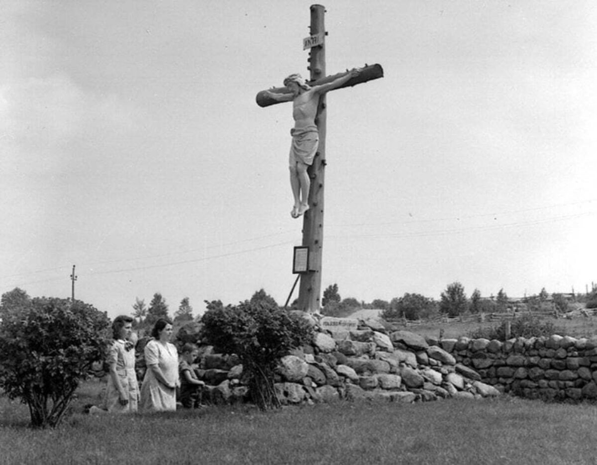 Le mois de mai rappel la tradition de se réunir aux croix de chemin (Herménégilde Lavoie et André Simard)