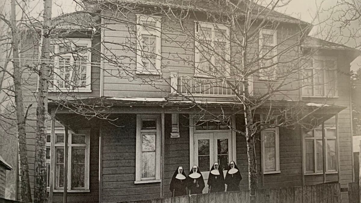 Le couvent de Pointe-au-Pic vers 1913 (Archives des P.Franc. de Marie par André Simard)