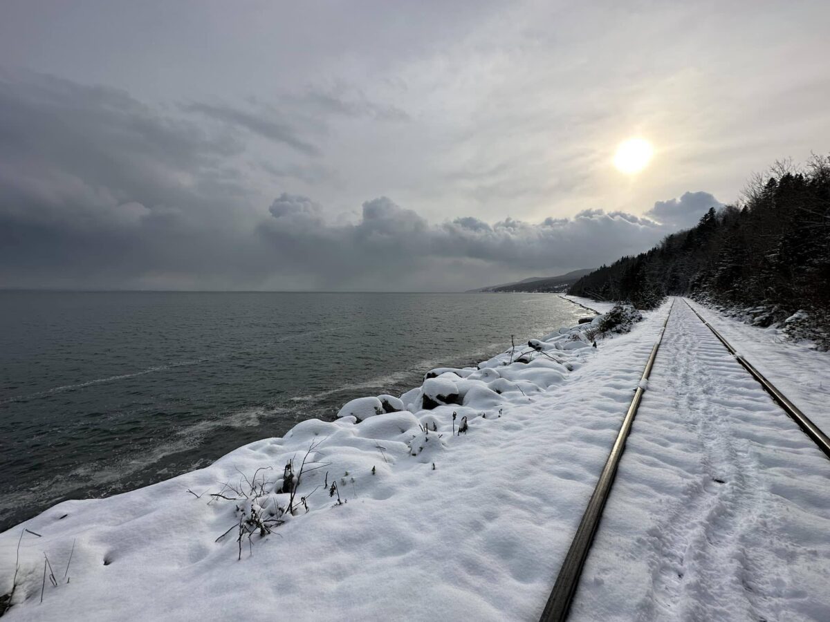 La voie ferrée dans un décor hivernal (Crédit Isabelle Guillemette)